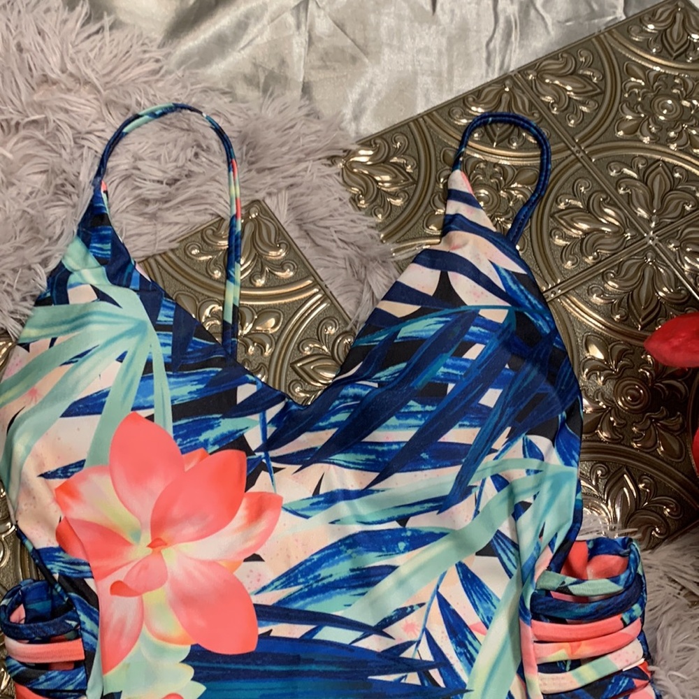 🌹Tropical Low Back Floral One-Piece Swimsuit - Picture 3 of 10